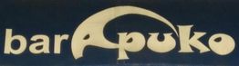 Letrero de "bar Apuko" con fuente creativa sobre fondo azul.