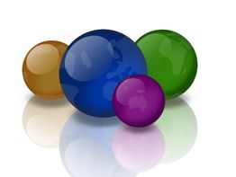 Vier bunte, glänzende Kugeln in Lila, Blau, Grün und Braun auf weißem Hintergrund.