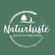 Logo: "Naturküste - Qualität aus meiner Region" mit Baum, Boot und Vogel auf grünem Hintergrund.