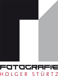 Schwarzes und graues abstraktes Logo mit Text: "Fotografie Holger Stürtz" darunter.