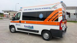 Ambulanza "Unità Mobile di Terapia Intensiva" parcheggiata in un'area aperta.