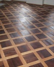 Parkettboden mit dunklen und hellen Quadraten in einem Schachbrettmuster.