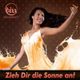 Frau in Kleid aus flüssigem Stoff, lächelnd, vor braunem Hintergrund mit „Zieh Dir die Sonne an!”