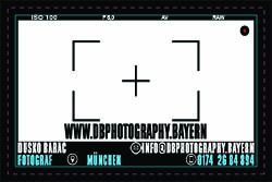 Kameradisplay-Layout mit Kontaktinfos für einen Fotografen in München.