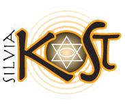 Logo mit dem Text "Silvia Kost" und einem Stern im Hintergrund. Goldener Kreis umrundet das Logo.