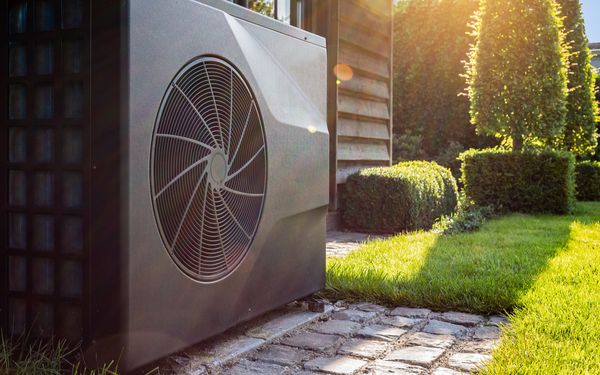 Schwarze Wärmepumpe im Garten