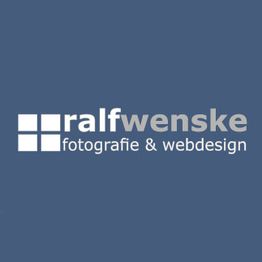Logo mit Text "ralf wenske fotografie & webdesign" auf blauem Hintergrund.