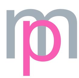 Lettera "p" rosa sovrapposta a "m" grigia.