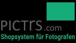 Logo mit Text: "PICtrs.com Shopsystem für Fotografen" vor schwarzem Hintergrund.