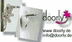 Türhänger mit Plüschtier, Papiertüte und dem Logo "doorly". Website und E-Mail sichtbar.