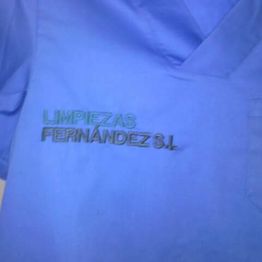 Uniforme azul con el texto "LIMPIEZAS FERNÁNDEZ S.L." bordado en el pecho.