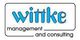 Logo mit Text "wittke management and consulting" in blauer Schrift, rechteckiger Rahmen.
