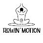 Meditatief symbool met figuur in lotushouding, tekst "Flowin' Motion".