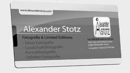 Visitenkarte für Fotografie mit Namen, Website und Fotobereichen wie Street- und Porträtfotografie.