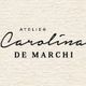 Logotipo com o texto "Atelier Carolina de Marchi" em fundo bege.