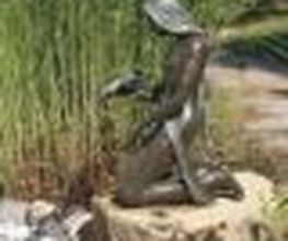 Teichfigur \\\" Frau kniend Wasserspeiend\\\"