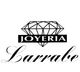 Logo de Joyería Larrabe, con un diamante sobre el nombre.