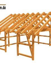 Holzrahmen eines Satteldachs mit sichtbaren Sparren und Streben, Logo „holz-bauplan.de“ oben links.