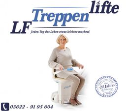Frau sitzt auf einem Treppenlift, Werbebanner von LF Treppenlifte mit Telefonnummer und Siegel.