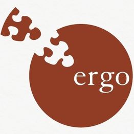 Brauner Kreis mit fehlendem Puzzlestück, darin der Text "ergo" in Weiß.