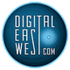 Blauw logo met de tekst "Digital East West .com" en een stralend patroon in het midden.