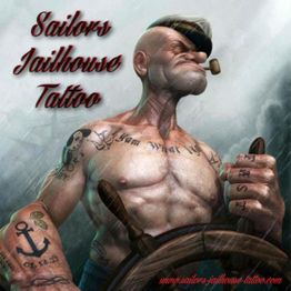 Matrose mit Tattoos, Kapitänsmütze und Pfeife steuert im Regen ein Schiff.