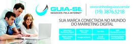 Grupo de pessoas em volta de um laptop com logo da Guia-Se e serviços de marketing digital.