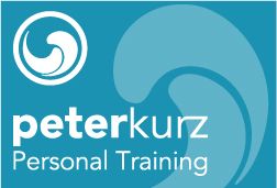 Logo mit der Aufschrift "peterkurz Personal Training" und Wellenmotiv auf blauem Hintergrund.