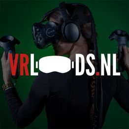 Persoon met VR-headset en controllers, groene achtergrond, tekst: "VRL_DS.NL".