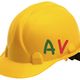 Casco giallo da cantiere con le lettere "AV" in verde e rosso su un lato.