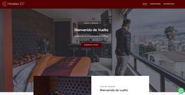 Hombre de pie observando la vista desde un balcón de hotel con diseño moderno y acogedor.