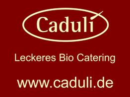 Caduli-Logo auf rotem Hintergrund mit Text: "Leckeres Bio Catering" und "www.caduli.de".