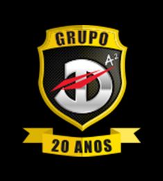 Escudo preto e dourado com "Grupo A²" e "20 Anos" em faixa amarela.