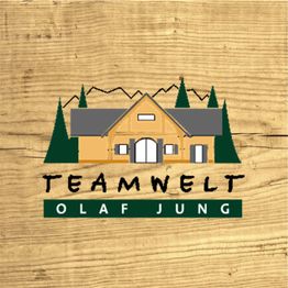 Logo mit Holzhaus, Bäumen und Bergen, Text: "Teamwelt Olaf Jung" auf Holz hinterlegt.