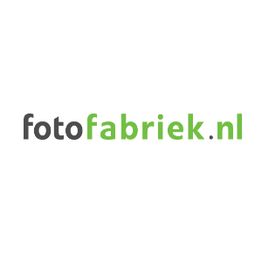 Logo met de tekst "fotofabriek.nl" in zwart en groen op een witte achtergrond.