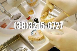 Mãos com luvas manipulam molde dental em consultório, com telefone (38)3215-6727 sobreposto.