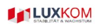 Logo mit rotem und blauem Text "LUXKOM" und Slogan "STABILITÄT & WACHSTUM".