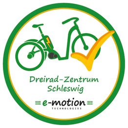 Abzeichen mit grünem Dreirad und gelbem Haken. Text: "Dreirad-Zentrum Schleswig e-motion".