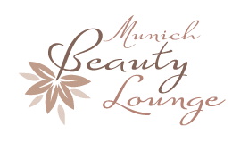 Ornamentales Bild mit Text "Monarch Beauty Lounge" und Blumenmotiven in Schwarz und Gold.