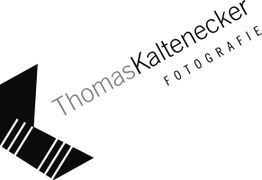 Logo mit dem Text "Thomas Kaltenecker Fotografie" und abstraktem schwarzem Pfeilsymbol.