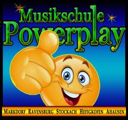 Ein fröhliches Emoji mit erhobenem Daumen, umgeben von Text zur Musikschule Powerplay.