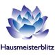 Blau-lila Blume mit dem Schriftzug "Hausmeisterblitz" darunter.