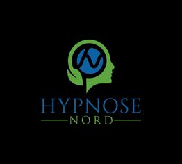 Logo med profil af hoved, blad og bølge. Tekst: "Hypnose Nord" i blåt og grønt på sort baggrund.