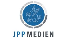 Logo von JPP Medien mit geflügeltem Löwen in einem blauen Kreis.
