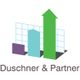 Logo mit drei farbigen Pfeilen vor einem Gitter, Text: Duschner & Partner.