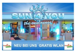 Solarium-Eingang mit blauem Licht. Text: "Sun 4 You", "Neu bei uns Gratis WLAN", freefii.de.