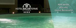 Piscina termale illuminata con scritta "HOTEL SALUS TERME VITERBO" e slogan di benessere.