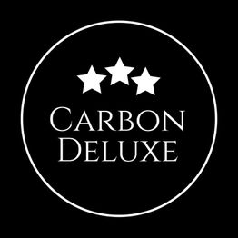 Weiße Aufschrift "Carbon Deluxe" und drei Sterne in einem schwarzen Kreis.