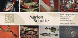 Collage von Schmuckstücken mit Perlen und Steinen; Kontaktinfos von Marion Schulte, Krefeld.