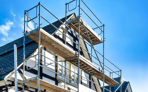 Baugerüst an einer Hausfassade.
